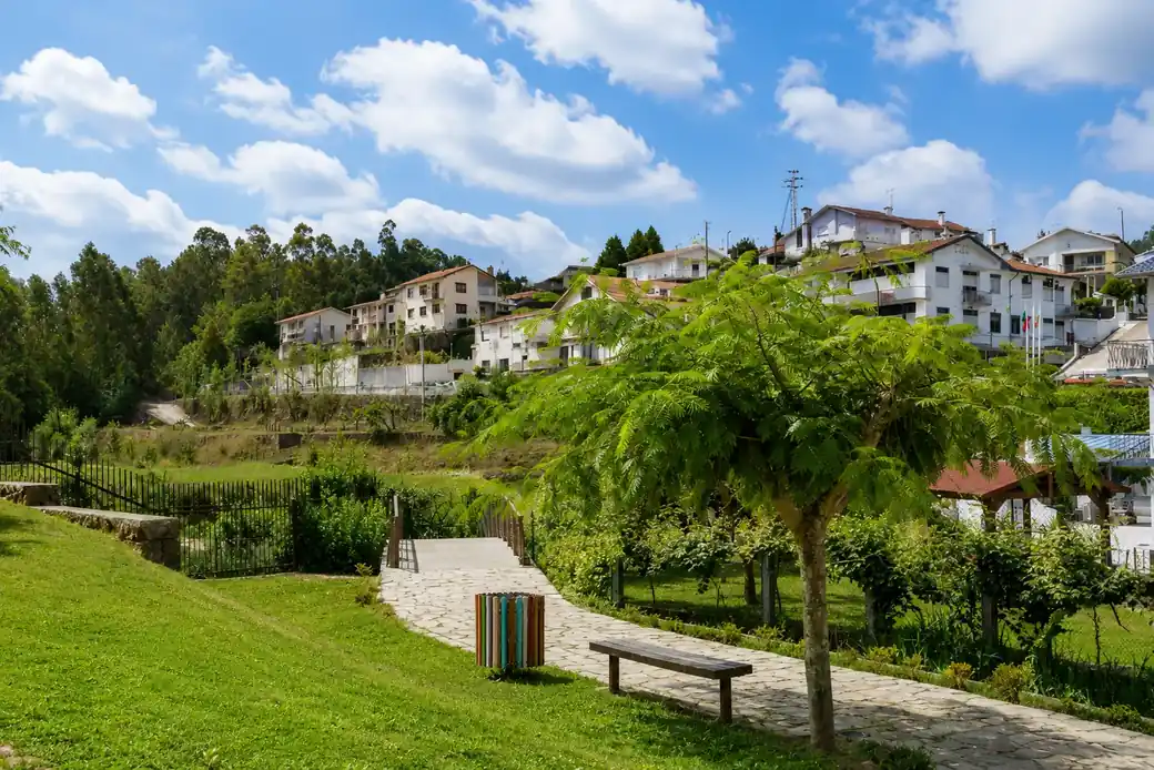 Paisagem da aldeia e do campo em redor de Caldas de São Jorge