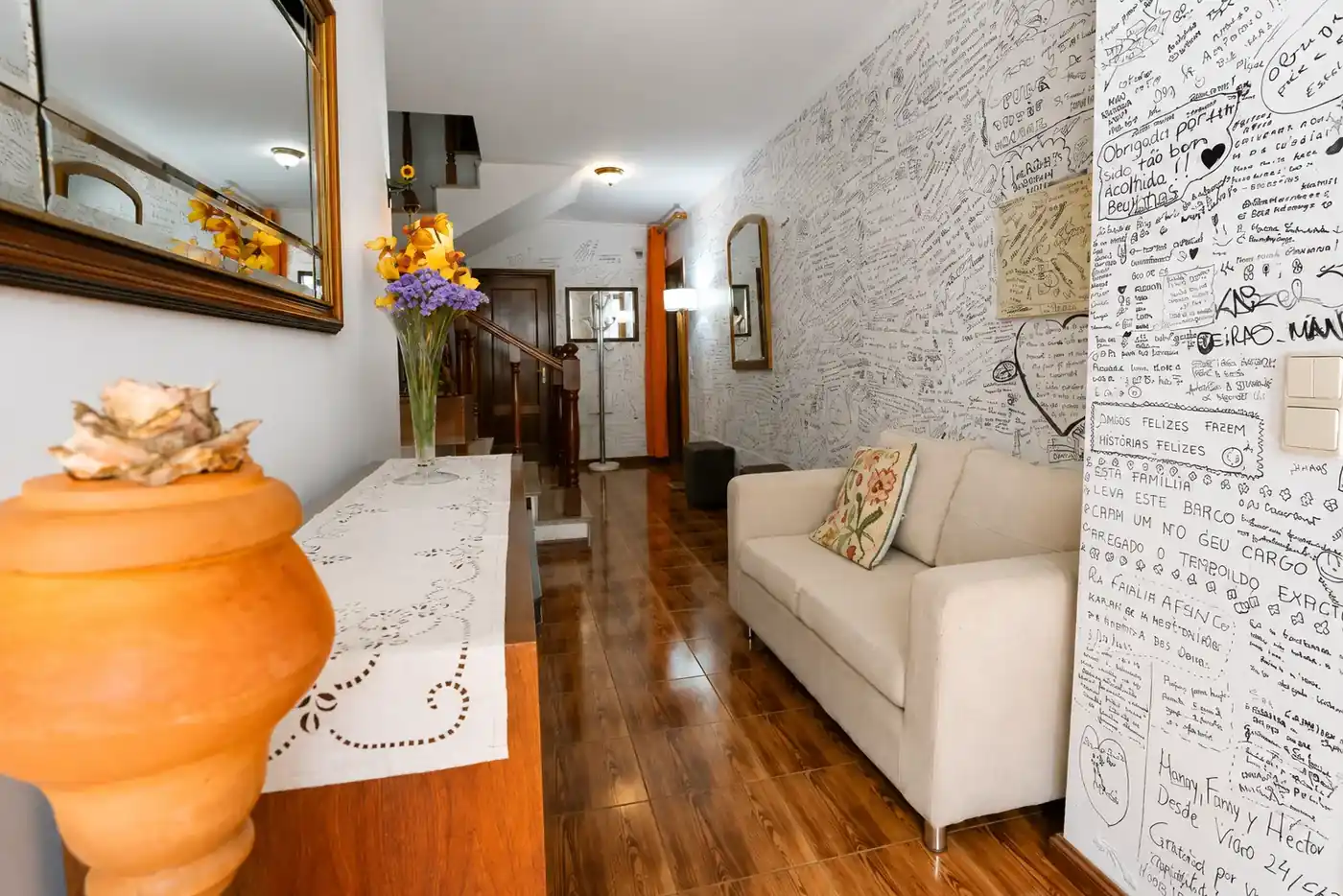 Interior do alojamento com mensagens deixadas pelos hóspedes