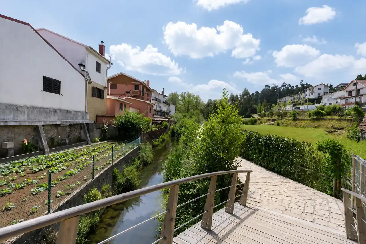 Ribeiro e paisagem campestre em Caldas de São Jorge